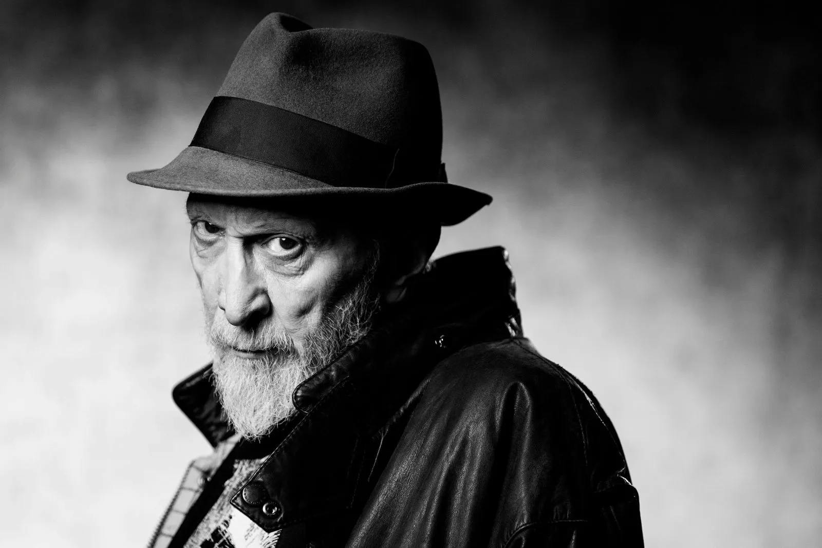 découvrez la biographie captivante de frank miller, le célèbre auteur et dessinateur de comics, connu pour ses œuvres emblématiques comme 'the dark knight returns' et 'sin city'. plongez dans son parcours artistique, ses influences et son impact indélébile sur l'univers de la bande dessinée.