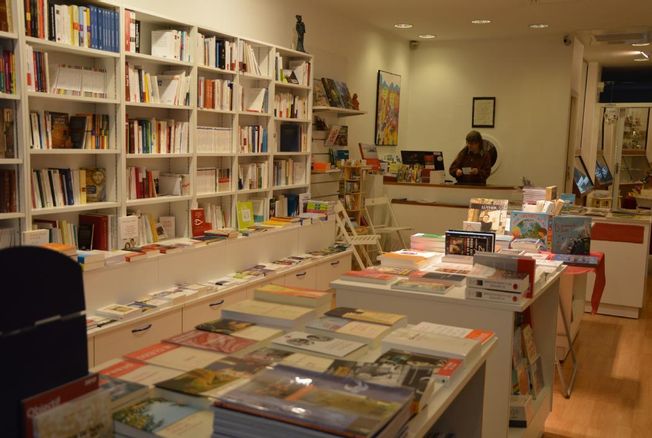 découvrez la librairie saint-paul, un havre de paix pour les amoureux des livres. plongez dans un large choix d'ouvrages littéraires, des best-sellers aux classiques intemporels, le tout dans une ambiance chaleureuse et conviviale.