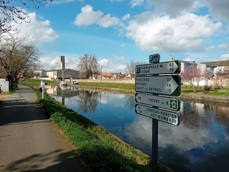 découvrez les trésors littéraires des ardennes, une région riche en histoires et en inspirations. plongez dans l'univers des écrivains et poètes qui ont su capturer la beauté des paysages ardennais, et laissez-vous envoûter par la magie des mots issus de cette terre nourricière.