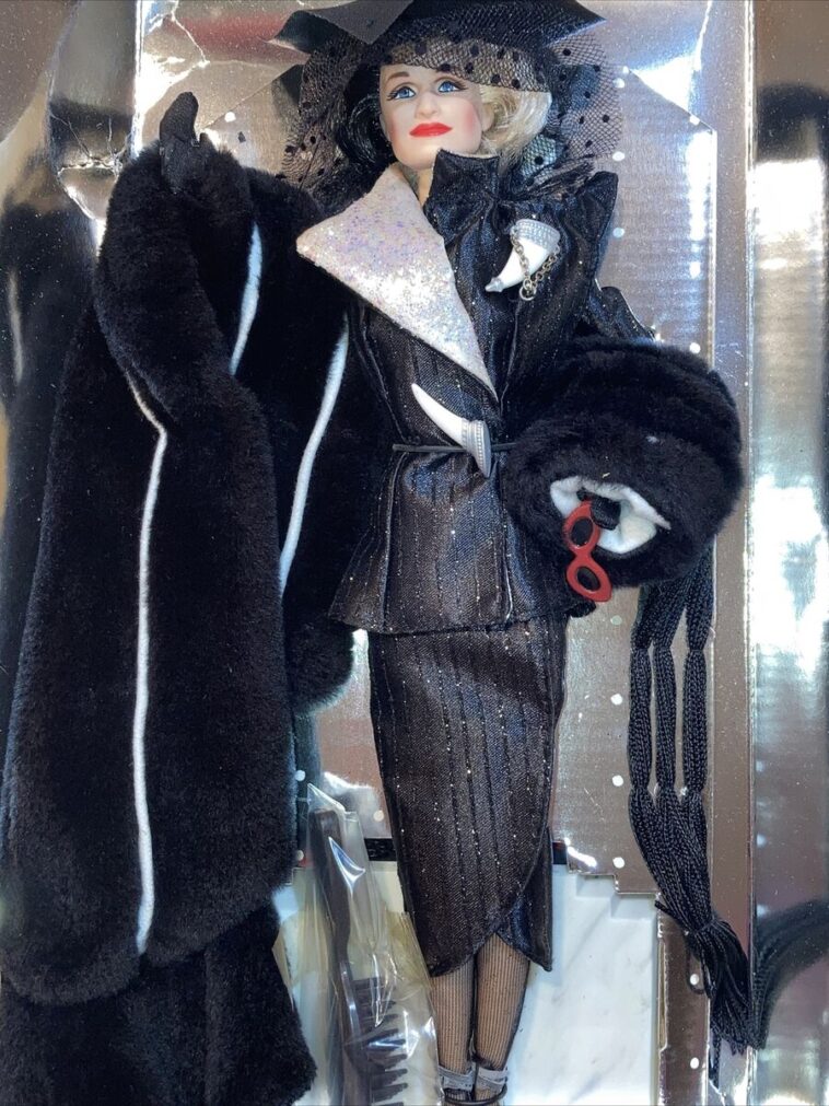 découvrez notre édition collector de cruella, spécialement conçue pour les fêtes ! offrez-vous un cadeau unique et plongez dans l'univers extravagant de cruella. parfait pour les fans de mode et les amateurs de cinéma, cet article exclusif saura ravir petits et grands lors des festivités.