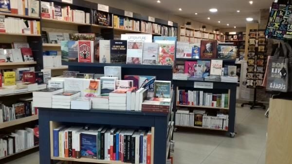 découvrez la meilleure librairie des bouches-du-rhône, un lieu incontournable pour les passionnés de lecture. un large choix de livres, des conseils de votre libraire et des événements littéraires pour tous les âges. plongez dans un univers fascinant et trouvez votre prochaine lecture coup de cœur.