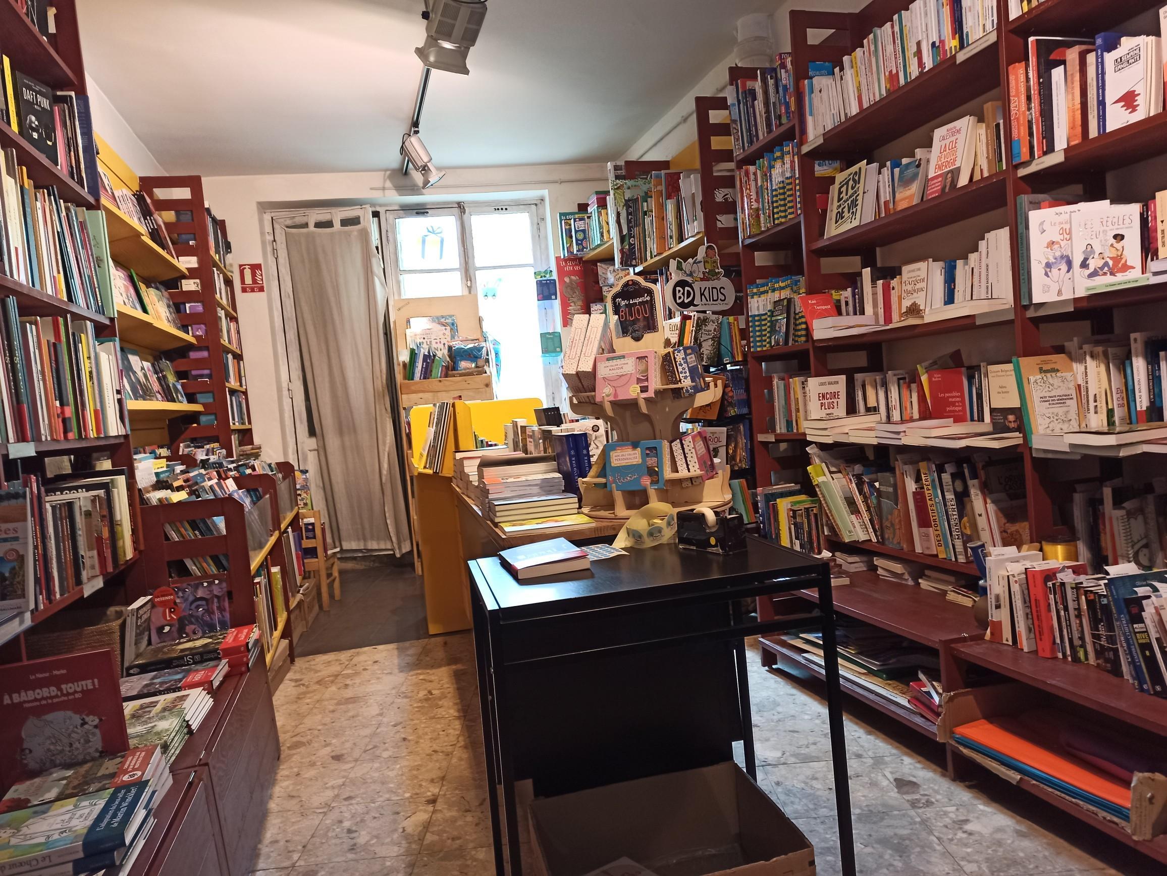 découvrez la meilleure librairie 2a, un véritable havre pour les passionnés de lecture ! profitez d'une vaste sélection de livres, des conseils avisés de libraires passionnés et une ambiance chaleureuse qui saura vous séduire. plongez dans l'univers littéraire et trouvez votre prochaine lecture coup de cœur.