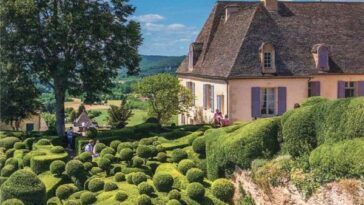 découvrez notre librairie en dordogne, un véritable havre pour les passionnés de lecture. explorez un large éventail de livres, des romans aux essais, en passant par la littérature jeunesse. profitez de conseils personnalisés et d'événements littéraires tout au long de l'année.