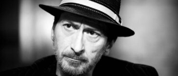 découvrez la biographie fascinante de frank miller, l'un des scénaristes et dessinateurs de bande dessinée les plus influents. explorez son parcours, ses œuvres emblématiques comme 'sin city' et 'the dark knight returns', et l'impact indélébile qu'il a laissé sur l'univers des comics.