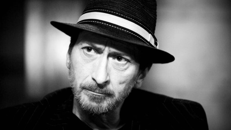 découvrez la biographie fascinante de frank miller, l'un des scénaristes et dessinateurs de bande dessinée les plus influents. explorez son parcours, ses œuvres emblématiques comme 'sin city' et 'the dark knight returns', et l'impact indélébile qu'il a laissé sur l'univers des comics.