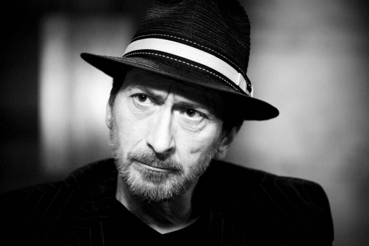 découvrez la biographie fascinante de frank miller, l'un des scénaristes et dessinateurs de bande dessinée les plus influents. explorez son parcours, ses œuvres emblématiques comme 'sin city' et 'the dark knight returns', et l'impact indélébile qu'il a laissé sur l'univers des comics.