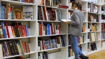 découvrez notre bibliothèque : un espace dédié à la culture, à l'apprentissage et à la découverte de nouveaux horizons, où livres, ressources numériques et activités enrichissantes vous attendent.