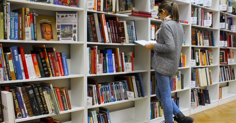 découvrez notre bibliothèque : un espace dédié à la culture, à l'apprentissage et à la découverte de nouveaux horizons, où livres, ressources numériques et activités enrichissantes vous attendent.