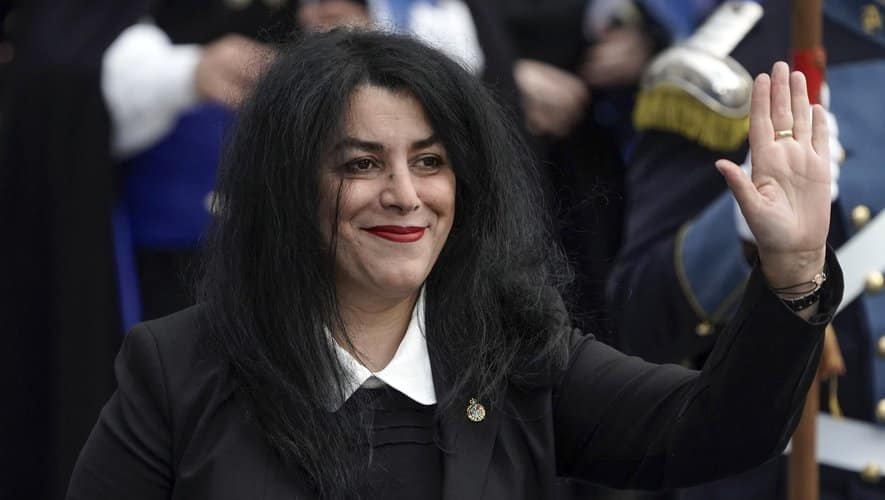 découvrez l'univers fascinant de marjane satrapi, une autrice et illustratrice franco-iranienne, connue pour son œuvre poignante 'persepolis', qui explore avec humour et profondeur son enfance en iran durant la révolution islamique. plongez dans ses récits visuels qui allient autobiographie et réflexion sociale.