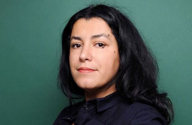 découvrez l'univers fascinant de marjane satrapi, illustratrice et auteure iranienne, connue pour son œuvre emblématique 'persépolis' qui explore l'identité, la guerre et la culture iranienne à travers une narration poignante et des illustrations saisissantes.