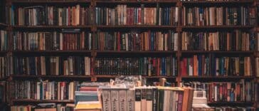 découvrez les trésors littéraires qui ont façonné notre imaginaire. explorez une sélection d'œuvres emblématiques et d'auteurs incontournables qui continuent d'inspirer et d'émerveiller les lecteurs à travers les âges.