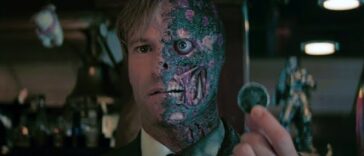 plongez dans l'univers complexe d'harvey dent, un héros charismatique devenu two-face. découvrez son parcours tragique et les conflits internes qui le transforment d'avocat respecté à un des vilains les plus emblématiques de gotham. une exploration fascinante de la dualité et de la lutte entre le bien et le mal.