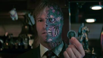 plongez dans l'univers complexe d'harvey dent, un héros charismatique devenu two-face. découvrez son parcours tragique et les conflits internes qui le transforment d'avocat respecté à un des vilains les plus emblématiques de gotham. une exploration fascinante de la dualité et de la lutte entre le bien et le mal.