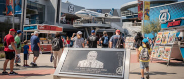 marvel célèbre l'anniversaire de jack kirby avec une plaque commémorative à avengers campus, en hommage à l'icône du comic et la présence d'un héros emblématique.